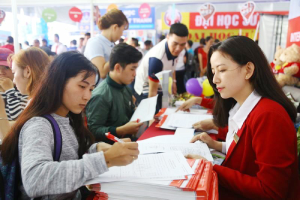 Học sinh chạy đua vào ngành việc nhẹ, lương cao