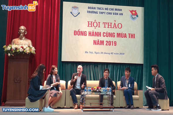 Tai nghe tư vấn thi THPT quốc gia, mắt tập trung giải đề