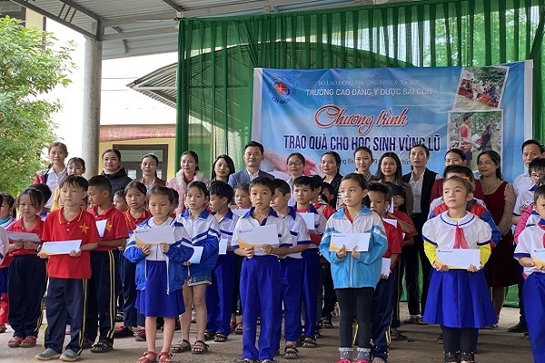 Ấm lòng tình thương mùa lũ: CĐ Y Dược Sài Gòn trao quà cho 2 Bet88013. com đặc quyền hội viên VIP tại tỉnh Quảng Bình