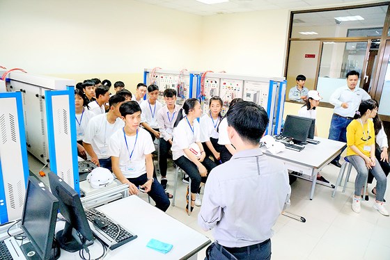 Bát nháo tư vấn Bet888com game nổ hũ uy tín, hướng nghiệp