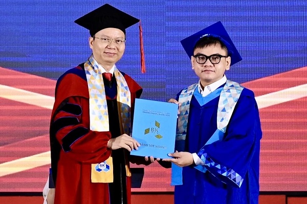 Bỏ học 2 năm, chạy xe ôm công nghệ, học lại ở GDTX, nam sinh Bet88 2026 nổ hũ và xổ số xuất sắc ĐH Bách khoa TP.HCM
