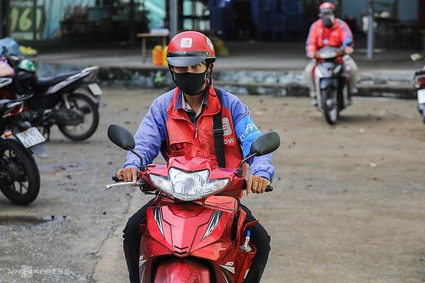 Lương thấp, giáo viên phải làm thêm shipper, bán hàng online