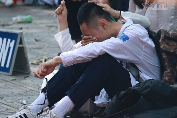 Nam sinh bật khóc vì dủ điểm nhưng vẫn trượt ĐH Kinh tế Quốc dân