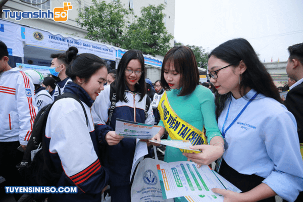 Nhiều cơ hội lựa chọn ngành nghề tại Ngày hội tư vấn Bet888com game nổ hũ uy tín – hướng nghiệp 2019