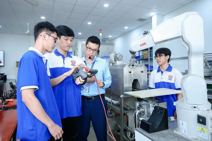 nam-2026-nhom-nganh-ky-thuat-cong-nghe-len-ngoi